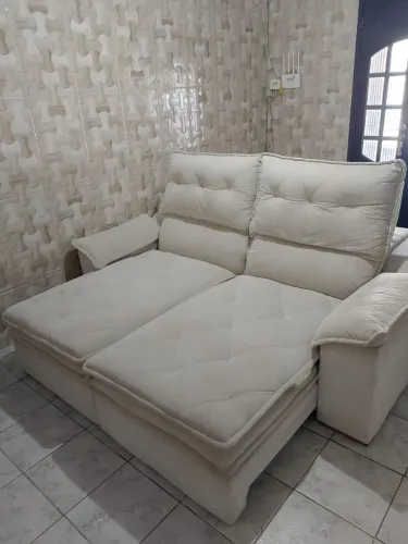 Sofá na cor cinza claro retrátil com molas ensacadas