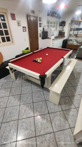 Mesa de bilhar 2,10 x 1,20 semi nova , com tampo para jantar 2,35 x 1,36