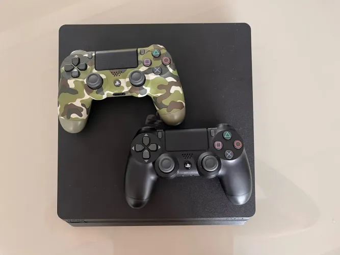 PS4 1TB + CONTROLES + JOGOS