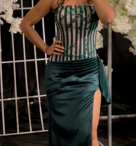 Vestido de Formatura Verde Esmeralda com Corset Bordado e Fenda Elegante