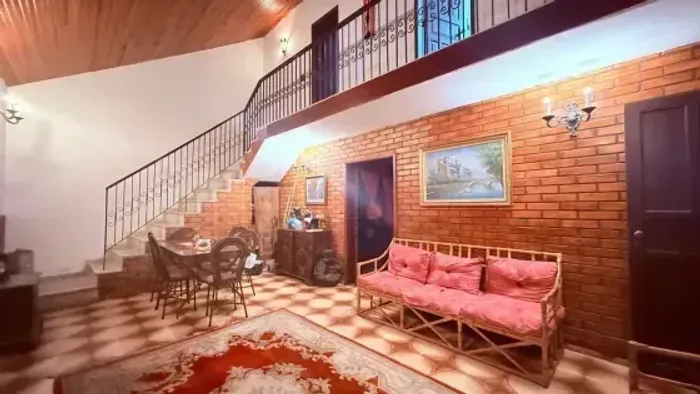 Casa para venda tem 260 m² com 6 quartos em Itaipuaçu