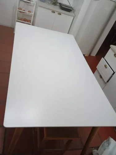 Mesa 1.60 m x 0,90 m, branca, pés palito de madeira, 0,75m de altura