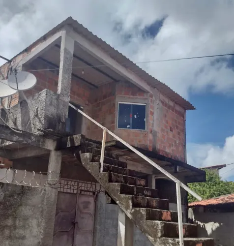Vendo duas casas (tipo sobrado) com espaço para construir 