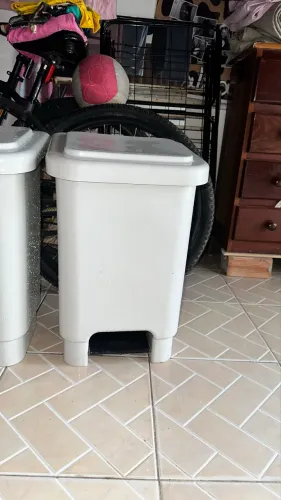 Lixeira com pedal  30 litros Plastico resistente 