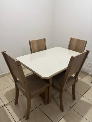 Mesa de jantar 4 lugares com cadeiras