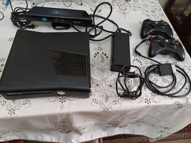 XBOX 360 Slim desbloqueado 2 controles Kinect jogos