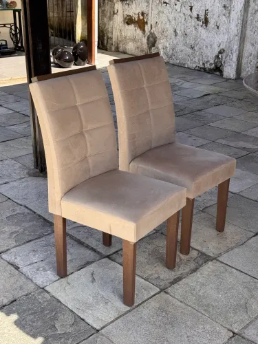 Duas Cadeiras de Jantar Estofadas em Veludo Bege