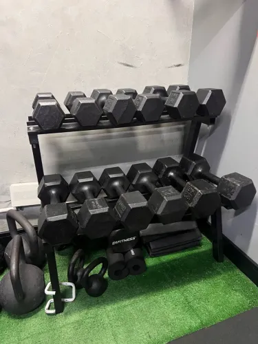Jogo de Halteres Sextavados 12 a 22 kg + Expositor - 204 kg