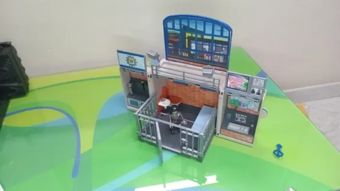 PLAYMOBIL POLICIA - DELEGACIA C/ PRESO - OPÇÃO-2 - VIRA BAÚ C/ CHAVE.