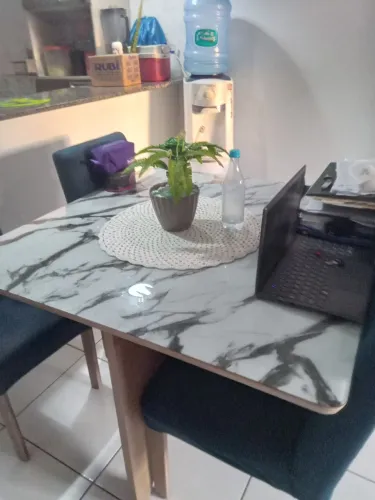 Sala de jantar com quatro cadeiras cor azul