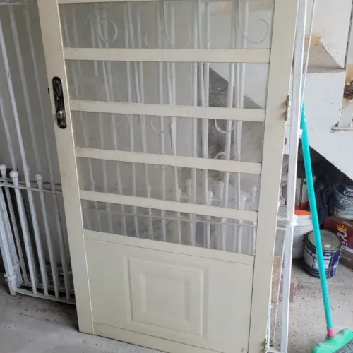 Porta de ferro com todos os vidros medindo 2,10mts x 0,80 cm
