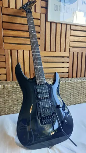 Guitarra Kramer Striker 424 FR - Korea - Preta Floyd Rose Captadores QuadRails + Hardcase