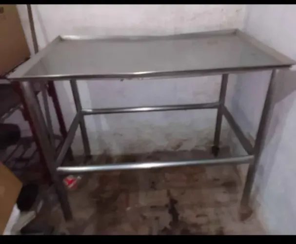 Mesa em inox com rodinha .