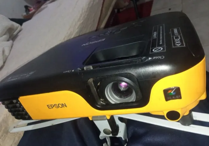 Retroprojetor Epson com lona 120 polegadas 
