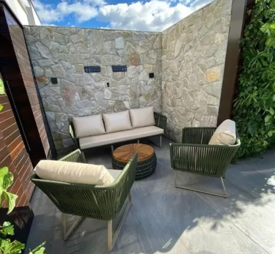 CONJUNTO DE SOFÁ COM MESINHA DE CENTRO EM TAMPO DE MADEIRA