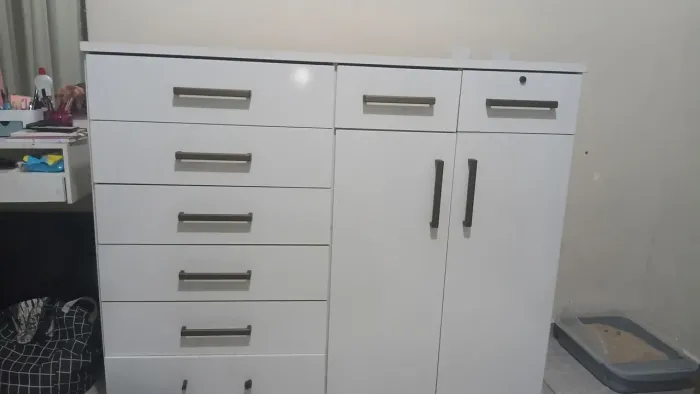 Cômoda branca grande com duas portas e 8 gavetas conservada