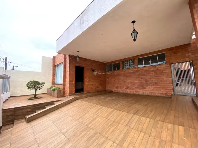 CASA SEMIMOBILIADA COM PISCINA À VENDA NO CONDOMINIO VALE DO SOL EM APUCARANA.