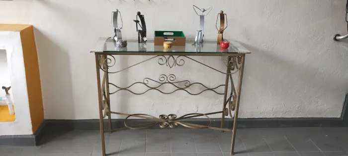 Aparador vintage de metal dourado
