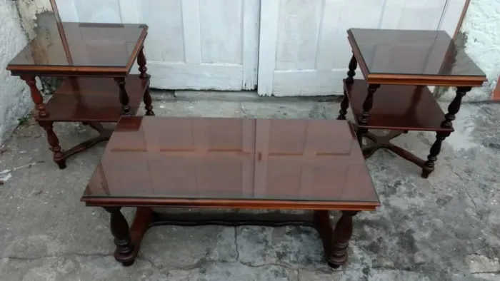 Conjunto De Mesas Antigas Em Madeira Maciça Com Vidro