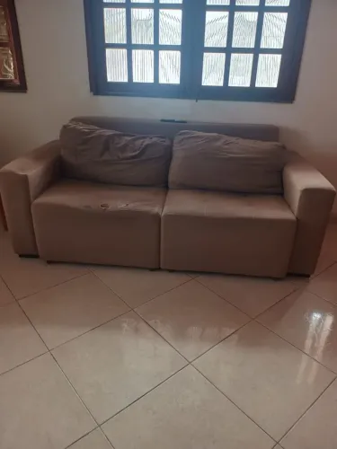 VENDO Sofá 2 lugares em bom estado, com um furo