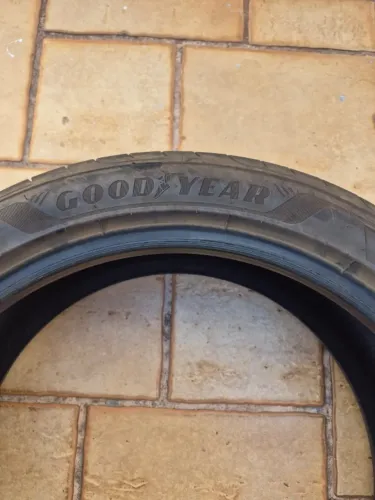 Pneu muito novo 215 45 R18 para Fastback