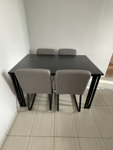 Linda mesa de jantar e cadeiras confortáveis