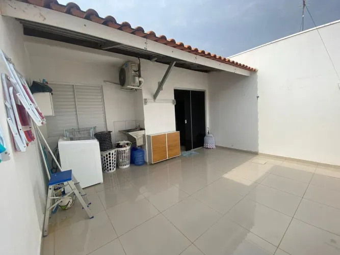 CASA EM CONDOMÍNIO À VENDA - JARDIM IMPERIAL, CUIABÁ-MT Casa no Jardim Imperial, com 3 qua