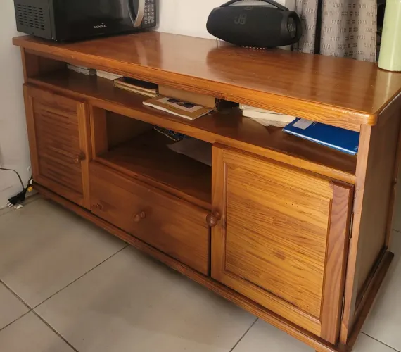 Vendo .um rack uma comada e um carrinho auxiliar de cabeleileiro em ótimo estado