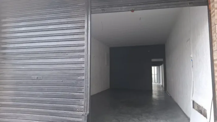 Loja de frente com mezanino, banheiro e pátio exclusivo, na Av. Vicente de Carvalho, Penha