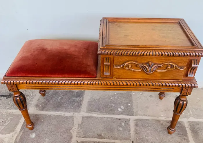 Mesa antiga com banco 