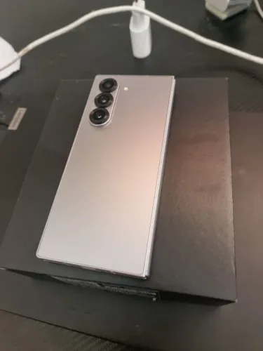 Z Gold 6 512 gb com pequeno arranhão na tela 