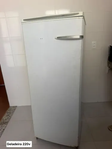 Geladeira 220v - $430,00 A vista ou 12x 41,92 no cartão de crédito
