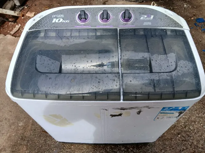 Tanquinho semiautomático com centrífuga embutida.