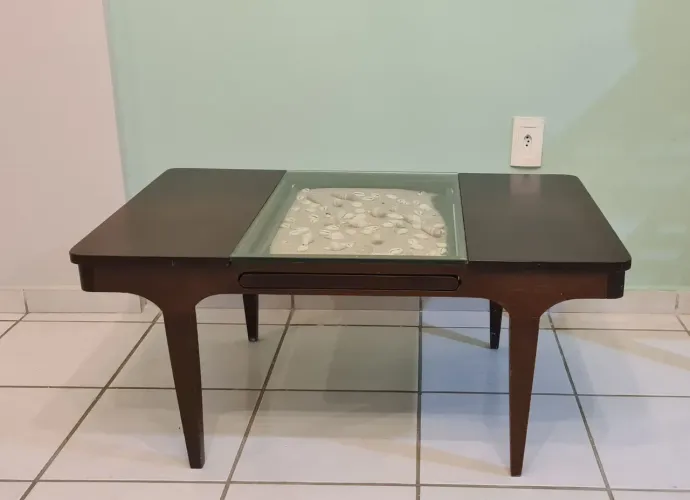 Mesa de centro atemporal com vitrine em vidro