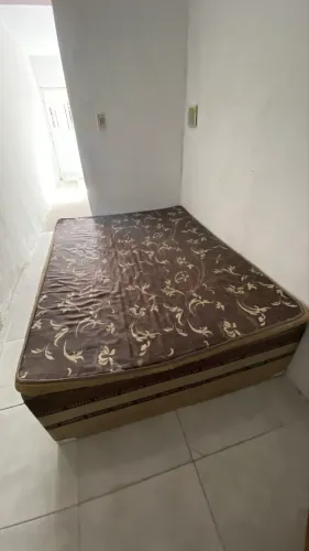 Cama de casal em boas condições só está sem os pés