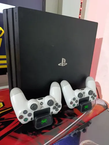 Playstation 4 Pró 1 terá com base e 2 controles novos 