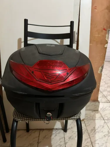 Baú de moto bem conservado completo