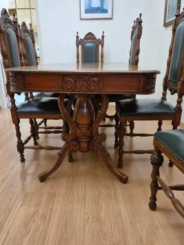 Mesa com 8 cadeiras