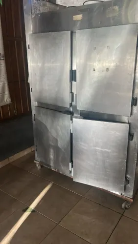 Câmera Fria 4 portas inox 1200L gelando motor Elgin 220v