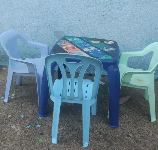 MESA INFANTIL + 3 CADEIRINHAS 