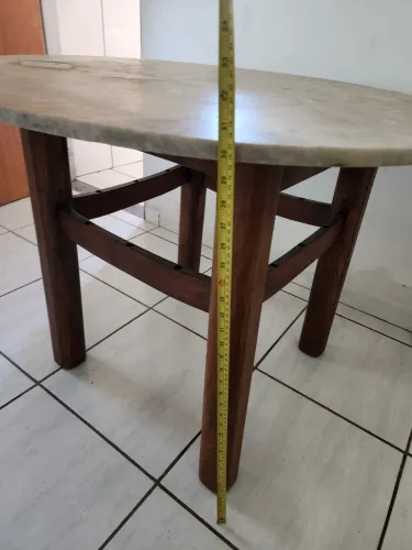 Mesa redonda tampo pedra e pés madeira maciça 