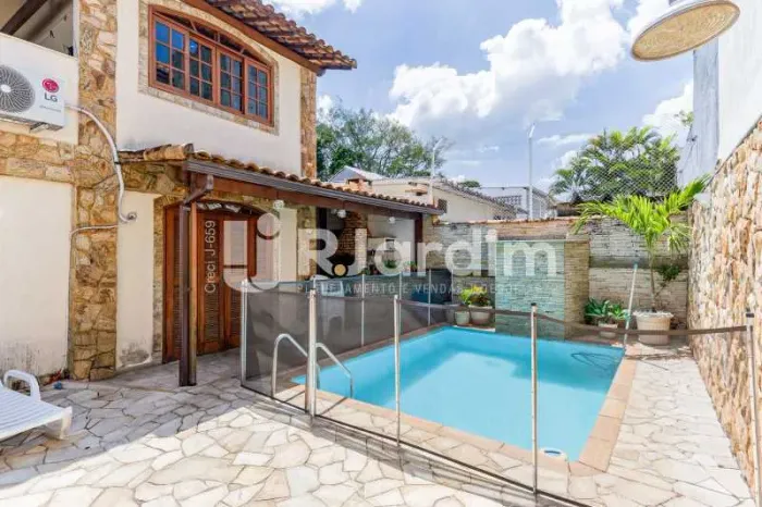 Casa em Condomínio na Freguesia | 4 Quartos (2 Suítes) | 380 m² | Piscina | 2 Vagas