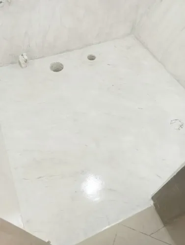 Acabamento em piso com mármore em gel.