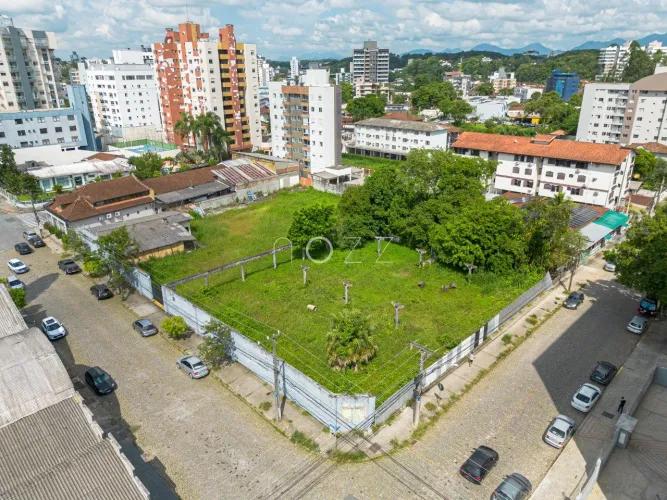 Amplo terreno de esquina em região privilegiada