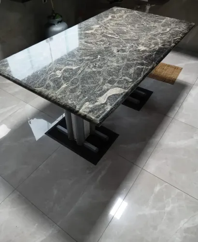 Mesa de mármore com acabamento