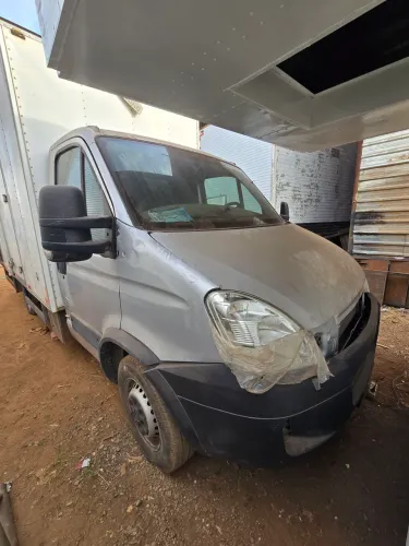 VENDO IVECO DAILY Com Baú Térmico baixo Km