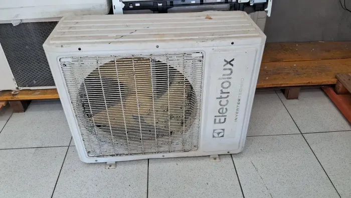 Condensadora Electrolux Inverter 18000Btus usada