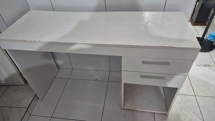 Escrivaninha branca