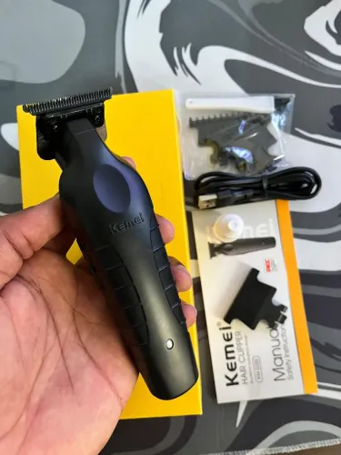 Vendo máquina de Cortar Cabelo Kemei Original de acabamento nova na caixa!!