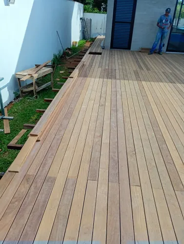 Fazemos deck e pergolado e banheira e acentamo portas também 